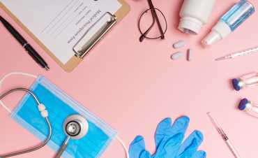 materiale medico su un tavolo rosa