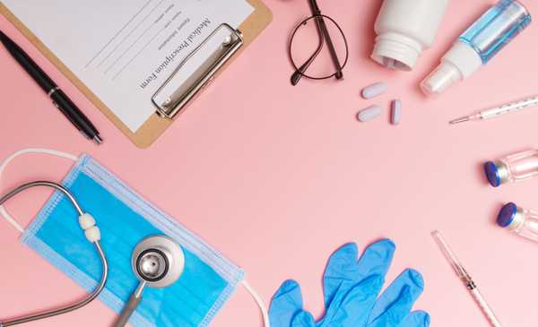materiale medico su un tavolo rosa